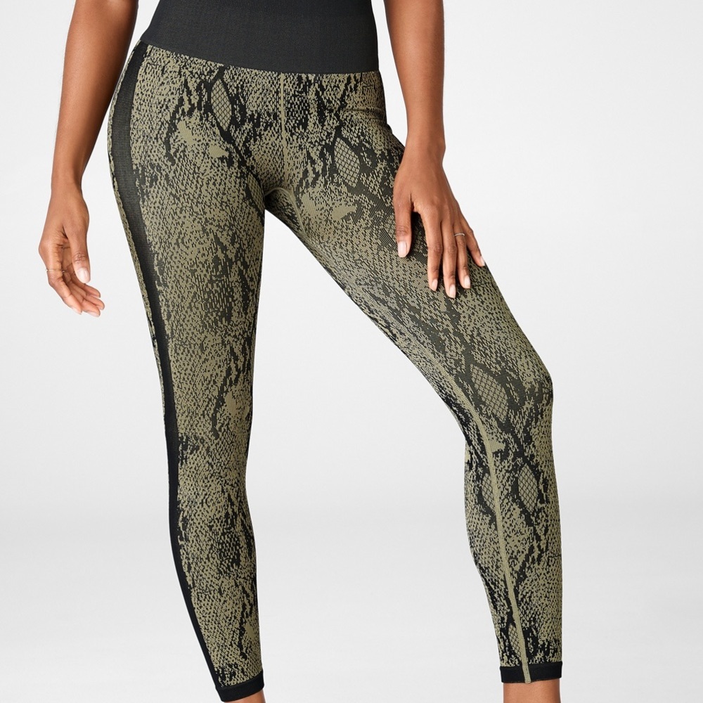 Fabletics Seamless Snakeprint Matching Set Sports Bra & 7/8 Leggings - like new